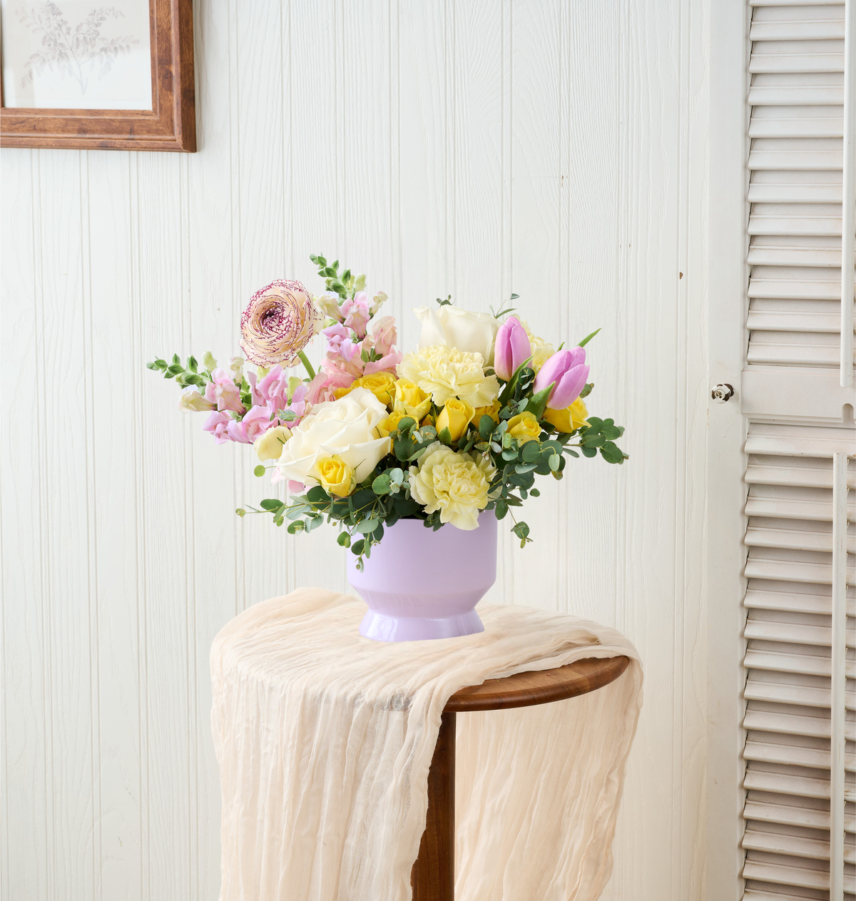 Bright summer bouquet featuring yellow and white seasonal flowers arranged in a clear vase by Flowers for Dreams.